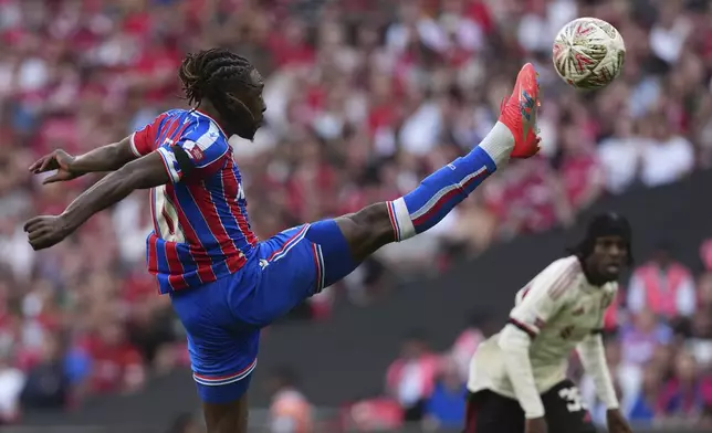 Crystal Palace's Eberechi Eze controls the ball during the FA Community Shield final soccer match between Liverpool and Crystal Palace at Wembley Stadium in London,Sunday, Aug. 10, 2025. (AP Photo/Dave Shopland)