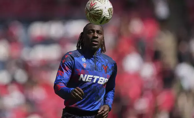 Crystal Palace's Eberechi Eze warms up before the FA Community Shield final soccer match between Liverpool and Crystal Palace at Wembley Stadium in London,Sunday, Aug. 10, 2025. (AP Photo/Dave Shopland)