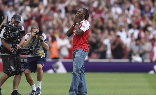 Arsenal's new player Eberechi Eze is introduced to the fans before the English Premier League soccer match between Arsenal and Leeds United at Emirates stadium in London, England, Saturday, Aug. 23, 2025. (AP Photo/Ian Walton)