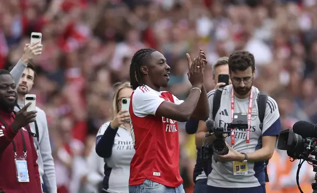 Arsenal's new player Eberechi Eze is introduced to the fans before the English Premier League soccer match between Arsenal and Leeds United at Emirates stadium in London, England, Saturday, Aug. 23, 2025. (AP Photo/Ian Walton)