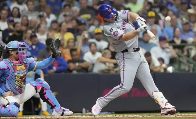 New York Mets' Pete Alonso hits a solo home run during the second inning of a baseball game against the Milwaukee Brewers, Saturday, Aug. 9, 2025, in Milwaukee. (AP Photo/Aaron Gash)