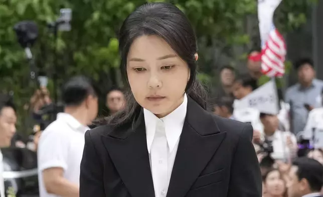 Kim Keon Hee, the wife of South Korea's ousted former President Yoon Suk Yeol, arrives at the special prosecutor's office in Seoul, South Korea, Wednesday, Aug. 6, 2025. (AP Photo/Ahn Young-joon)
