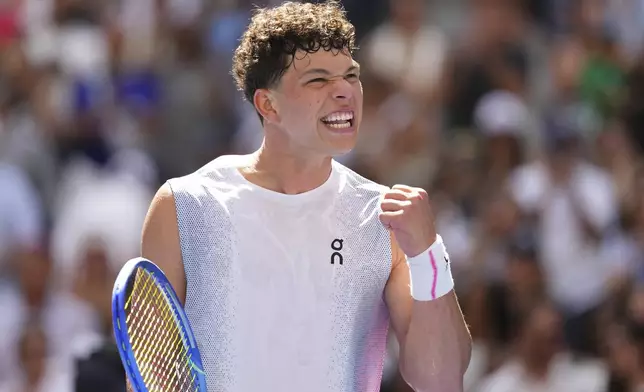Ben Shelton, of the United States, reacts after defeating Ignacio Buse, of Peru, during the first round of the US Open tennis championships, Sunday, Aug. 24, 2025, in New York. (AP Photo/Kirsty Wigglesworth)