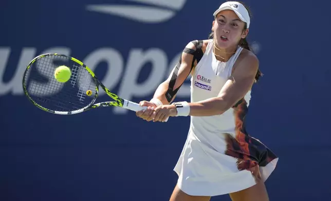 Valerie Glozman, of the United States, returns a shot to Suzan Lamens, of the Netherlands, during the first round of the US Open tennis championships, Tuesday, Aug. 26, 2025, in New York. (AP Photo/Yuki Iwamura)