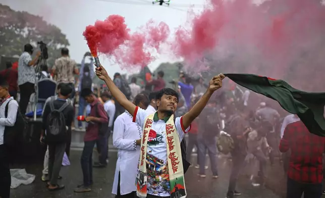 Students use color sprays as they gather to commemorate "July Uprising Day" marking the anniversary of the fall of the Awami League government, in Dhaka, Bangladesh, Tuesday, Aug. 5, 2025. (AP Photo/Mahmud Hossain Opu)