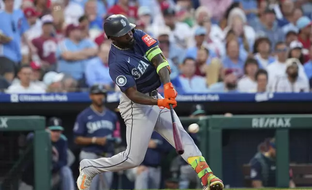 Seattle Mariners' Randy Arozarena hits a run-scoring double against Philadelphia Phillies pitcher Cristopher Sánchez during the third inning of a baseball game Tuesday, Aug. 19, 2025, in Philadelphia. (AP Photo/Matt Slocum)