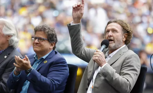 Former Milwaukee Brewers player Robin Yount speaks during the Bob Uecker Celebration of Life ceremony before a baseball game between the San Francisco Giants and the Milwaukee Brewers, Sunday, Aug. 24, 2025, in Milwaukee. (AP Photo/Jeffrey Phelps)