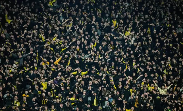 Fans of Uruguay's Penarol scream during a Copa Libertadores round of sixteen first leg soccer match against Argentina's Racing Club at Campeon del Siglo stadium in Montevideo, Uruguay, Tuesday, Aug. 12, 2025. (AP Photo/Matilde Campodonico)