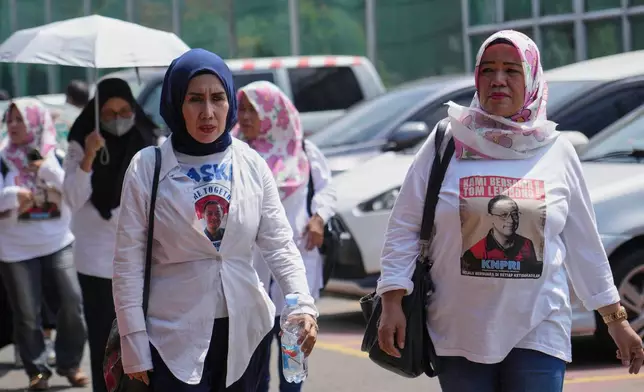 Supporters of Indonesia's former Trade Minister Tom Lembong, who was sentenced to more than four years in prison gather in front of the gate of Cipinang prison in Jakarta, Indonesia, Friday, Aug. 1, 2025 as the country prepares to release hundreds of prisoners under president's clemency plan. (AP Photo/Achmad Ibrahim)