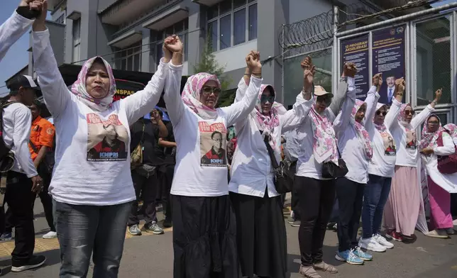 Supporters of Indonesia's former Trade Minister Tom Lembong, who was sentenced to more than four years in prison gather in front of the gate of Cipinang prison in Jakarta, Indonesia, Friday, Aug. 1, 2025 as the country prepares to release hundreds of prisoners under president's clemency plan. (AP Photo/Achmad Ibrahim)