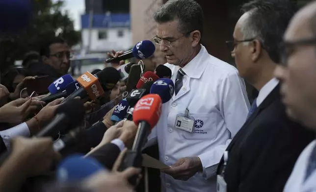 Dr. Adolfo Llinas announces the death of opposition Sen. Miguel Uribe at the clinic where he had been hospitalized for more than two months after being shot during a campaign rally in Bogota, Colombia, Monday, Aug. 11, 2025. (AP Photo/Ivan Valencia)