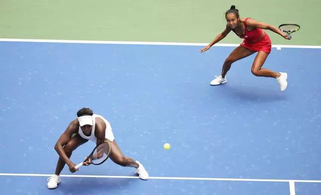 Leylah Fernandez, of Canada, right, returns a shot over doubles partner Venus Williams, of the United States, to Lyudmyla Kichenok, of the Czech Republic, and Ellen Perez, of Australia, during a first-round doubles match of the U.S. Open tennis championships, Thursday, Aug. 28, 2025, in New York. (AP Photo/Yuki Iwamura)
