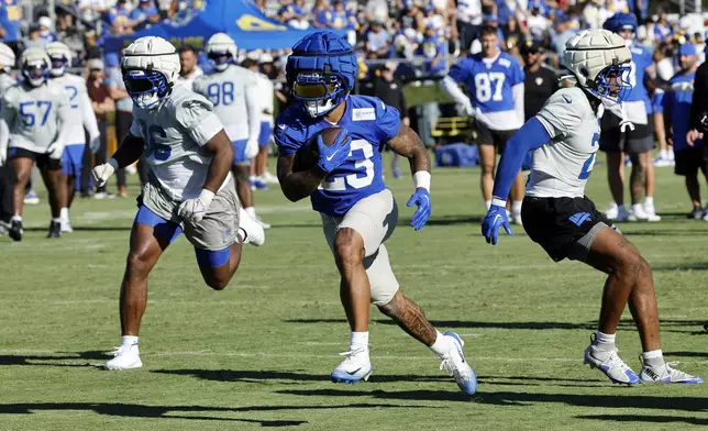 Los Angeles Rams running back Kyren Williams runs for a touchdown during the NFL football team's training camp Thursday, July 24, 2025, in Los Angeles. (AP Photo/Kevork Djansezian)
