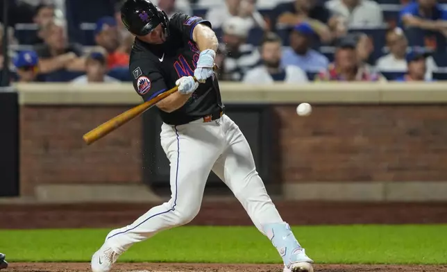 New York Mets' Pete Alonso hits an RBI single during the sixth inning of a baseball game against the Atlanta Braves, Thursday, Aug. 14, 2025, in New York. (AP Photo/Yuki Iwamura)