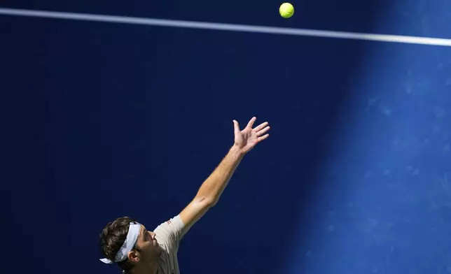 Taylor Fritz, of the United States, serves to Emilio Nava, of the United States, during the first round of the US Open tennis championships, Sunday, Aug. 24, 2025, in New York. (AP Photo/Yuki Iwamura)