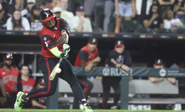Chicago White Sox's Lenyn Sosa hits an RBI single against the Minnesota Twins during the eighth inning of a baseball game, Friday, Aug. 22, 2025, in Chicago. (AP Photo/Talia Sprague)