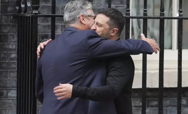 Britain's Prime Minister Keir Starmer, left, welcomes Ukraine's President Volodymyr Zelenskyy to Downing Street in London, Thursday, Aug. 14, 2025. (AP Photo/Kirsty Wigglesworth)