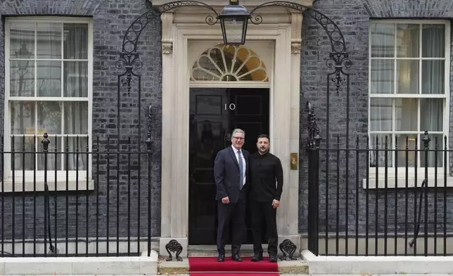 Britain's Prime Minister Keir Starmer, left, welcomes Ukraine's President Volodymyr Zelenskyy to Downing Street in London, Thursday, Aug. 14, 2025. (AP Photo/Kirsty Wigglesworth)