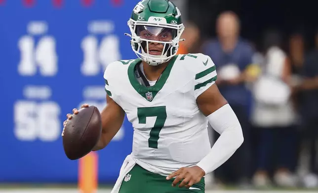 New York Jets quarterback Justin Fields (7) looks to pass against the New York Giants during the first quarter of an NFL football game, Saturday, Aug. 16, 2025, in East Rutherford, N.J. (AP Photo/Noah K. Murray)