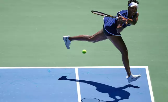 Venus Williams returns a shot during the mixed doubles competition of the U.S. Open tennis tournament in New York, Tuesday, Aug. 19, 2025. (AP Photo/Yuki Iwamura)