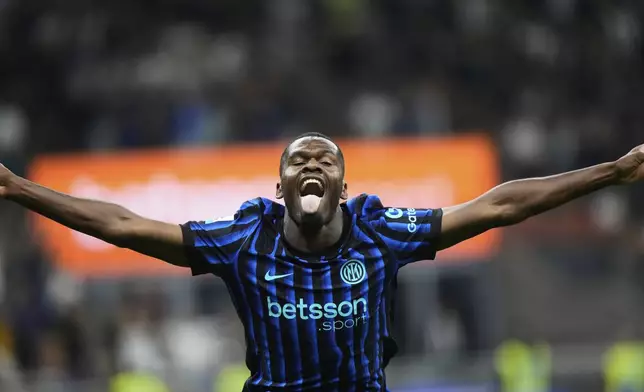 Inter Milan's Ange Yoan Bonny celebrates scoring his side's 5th goal during a Serie A soccer match between Inter Milan and Torino, at the San Siro stadium in Milan, Italy, Monday, Aug. 25, 2025. (AP Photo/Luca Bruno)