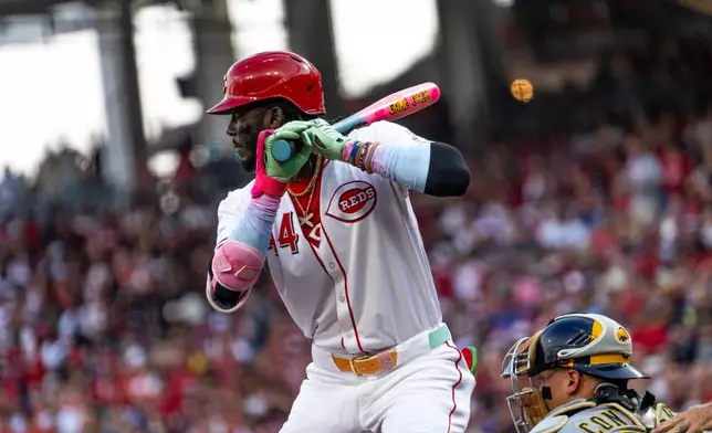 Cincinnati Reds Elly De La Cruz waits for a pitch in the first inning of a baseball game against the Milwaukee Brewers, Saturday, Aug. 16, 2025, in Cincinnati. (AP Photo/Michael Swensen)
