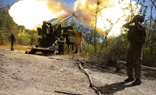 Ukrainian servicemen of the 44th artillery brigade fire a 2s22 Bohdana self-propelled howitzer towards Russian positions at the frontline in the Zaporizhzhia region, Ukraine, Wednesday, Aug. 20, 2025. (AP Photo/Danylo Antoniuk)