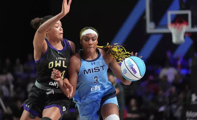 FILE - Aaliyah Edwards, right, drives past Napheesa Collier in the Unrivaled 1-on-1 basketball final, Friday, Feb. 14, 2025, in Medley, Fla. (AP Photo/Rebecca Blackwell, File)