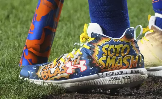 New York Mets' Juan Soto waits on deck wearing custom shoes for Players' Weekend during the fifth inning of the Little League Classic baseball game against the Seattle Mariners at Bowman Field in Williamsport, Pa., Sunday, Aug. 17, 2025. (AP Photo/Gene J. Puskar)