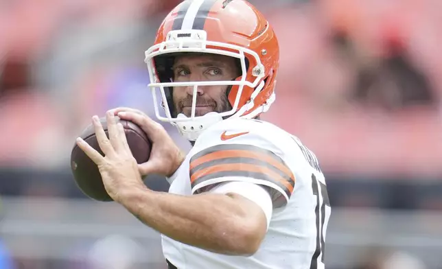 Cleveland Browns quarterback Joe Flacco warms up before an NFL football game against the Los Angeles Rams, Saturday, Aug. 23, 2025, in Cleveland. (AP Photo/Sue Ogrocki )