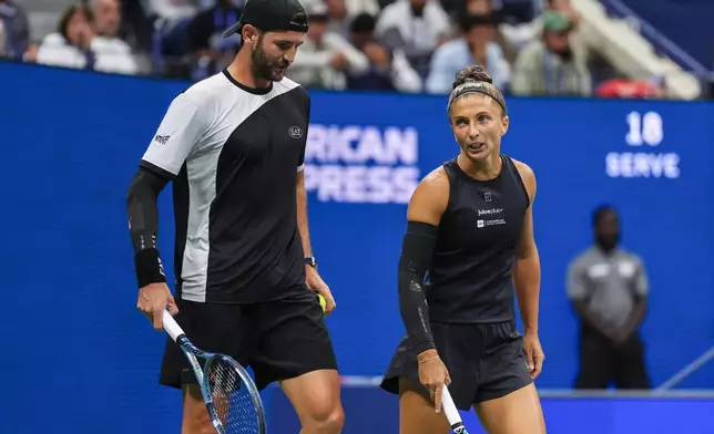 Sara Errani, right and Andrea Vavassori, left both, of Italy, talk during the mixed doubles semi final at the U.S. Open tennis championships, Wednesday, Aug. 20, 2025, in New York. (AP Photo/Yuki Iwamura)