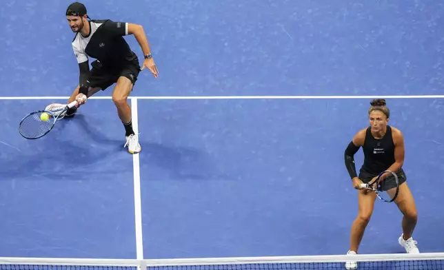 Sara Errani, right, of Italy, plays with Andrea Vavassori, left, of Italy, during the mixed doubles final at the U.S. Open tennis championships, Wednesday, Aug. 20, 2025, in New York. (AP Photo/Yuki Iwamura)