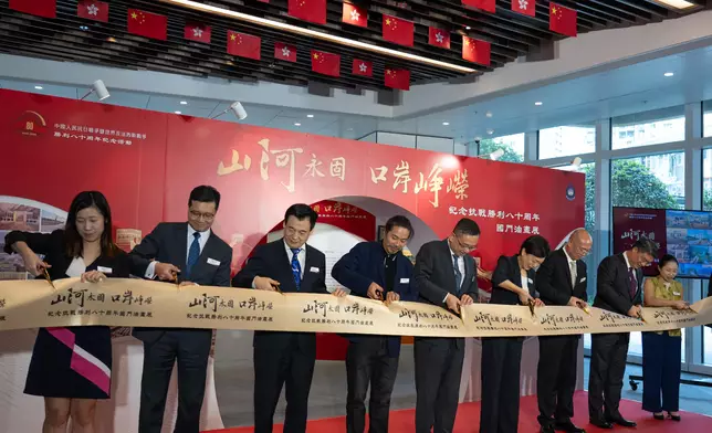 Immigration Department holds oil painting exhibition commemorating 80th anniversary of victory in War of Resistance  Source: HKSAR Government Press Releases