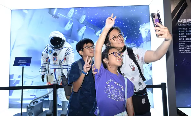 Hong Kong Science Museum's exhibition on aerospace, aviation and navigation welcomes its 100 000th visitor  Source: HKSAR Government Press Releases
