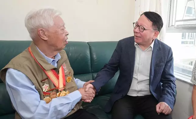 CS and SHYA visit veterans in Chinese People's War of Resistance against Japanese aggression  Source: HKSAR Government Press Releases