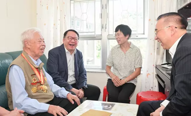 CS and SHYA visit veterans in Chinese People's War of Resistance against Japanese aggression  Source: HKSAR Government Press Releases