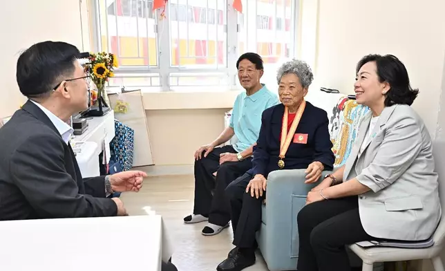 CS and SHYA visit veterans in Chinese People's War of Resistance against Japanese aggression  Source: HKSAR Government Press Releases
