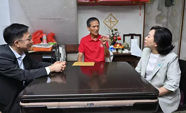 CS and SHYA visit veterans in Chinese People's War of Resistance against Japanese aggression  Source: HKSAR Government Press Releases
