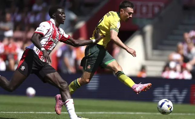 Wrexham's Ollie Palmer, right, attempts a shot on goal during their English Football League Championship soccer match against Southampton, at St Mary's Stadium, Southampton, England, Saturday, Aug. 9, 2025. (Steven Paston/PA via AP)