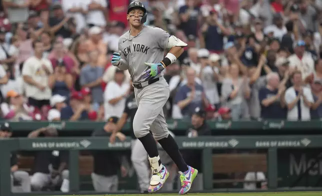 New York Yankees' Aaron Judge rounds the bases after hitting a solo home run during the third inning of a baseball game against the St. Louis Cardinals Saturday, Aug. 16, 2025, in St. Louis. (AP Photo/Jeff Roberson)