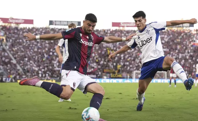Como's Mergim Vojvoda, right, and Bologna's Riccardo Orsolini, left, challenge for the ball during the Serie A soccer match between FC Bologna and Como 1907 in Bologna, Italy, Saturday, Aug. 30, 2025. (Massimo Paolone/LaPresse via AP)