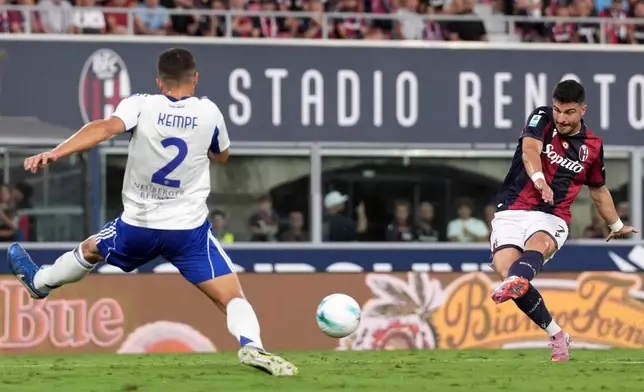 Bologna's Riccardo Orsolini, right, scores the opening goal during the Serie A soccer match between FC Bologna and Como 1907 in Bologna, Italy, Saturday, Aug. 30, 2025. (Massimo Paolone/LaPresse via AP)