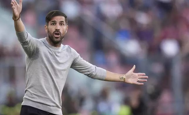 Como's head coach Cesc Fabregas gestures during the Serie A soccer match between FC Bologna and Como 1907 in Bologna, Italy, Saturday, Aug. 30, 2025. (Massimo Paolone/LaPresse via AP)
