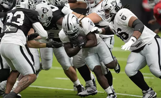 Las Vegas Raiders running back Ashton Jeanty (2) runs with the ball at the team's NFL football training camp Saturday, Aug. 2, 2025, in Las Vegas. (AP Photo/John Locher)