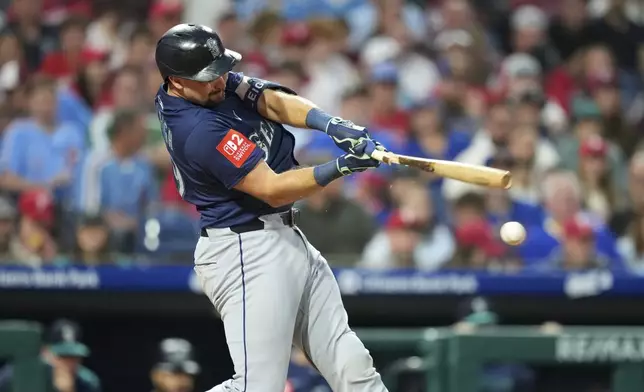 Seattle Mariners' Cal Raleigh breaks his bat on a ground out against Philadelphia Phillies pitcher Ranger Suárez during the third inning of a baseball game Monday, Aug. 18, 2025, in Philadelphia. (AP Photo/Matt Slocum)