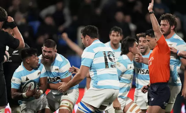 Argentina's Los Pumas Gonzalo Garcia, left, celebrates after scoring a try against New Zealand's All Blacks during a rugby championship match in Buenos Aires, Argentina, Saturday, Aug. 23, 2025. (AP Photo/Gustavo Garello)