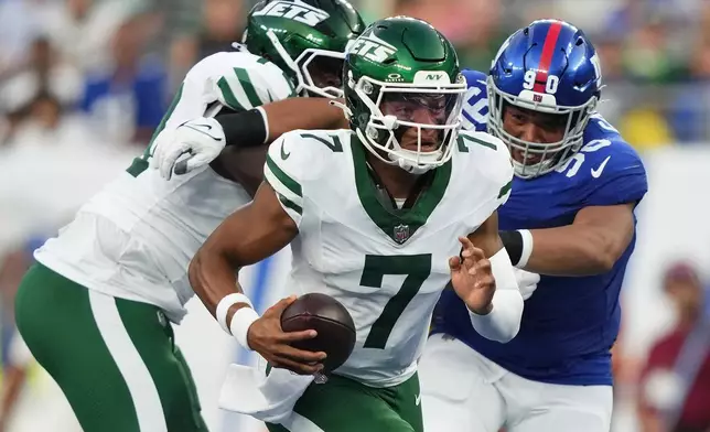 New York Jets quarterback Justin Fields (7) carries the ball against the New York Giants during the first quarter of an NFL football game, Saturday, Aug. 16, 2025, in East Rutherford, N.J. (AP Photo/Yuki Iwamura)