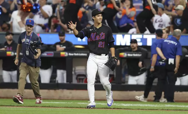 New York Mets' Jonah Tong (21) walks out of the dugout before a baseball game against the Miami Marlins, Friday, Aug. 29, 2025, in New York. (AP Photo/Pamela Smith)