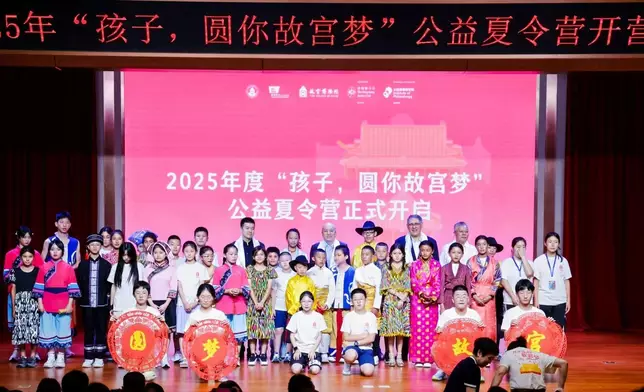Attending the launch ceremony of the “Palace Museum Dreamscapes” Charity Summer Camp 2025 were Wang Xudong, Member, Party Leadership Group of the Ministry of Culture and Tourism and Director of the Palace Museum (back row, 4th right); Lester Huang, IoP Chairman and Trustee of The Hong Kong Jockey Club Charities Trust (back row, 2nd right); Lou Wei, Executive Deputy Director of the Palace Museum (back row, 6th right); Li Xiaocheng, Chairman of The Forbidden City Cultural Heritage Conservation Foundation (back row, 1st right). They were joined by teachers and students who participated in the camp.