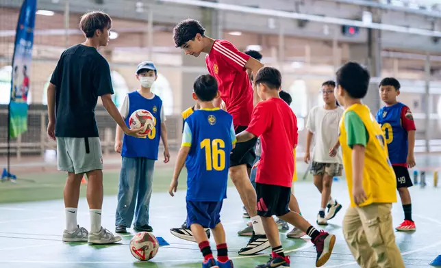 Manchester United legend Peter Schmeichel joins the Manchester United Academy U16 team and Hong Kong, China U16 Representative Team in community service, helping primary school students brush up their football skills at the Sha Tin Racecourse Sports Ground.